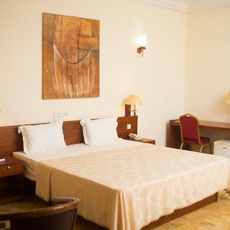Hotel Marbella Ломе Екстериор снимка