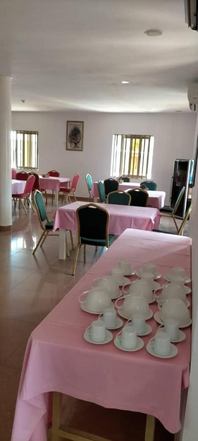 Hotel Marbella Ломе Екстериор снимка