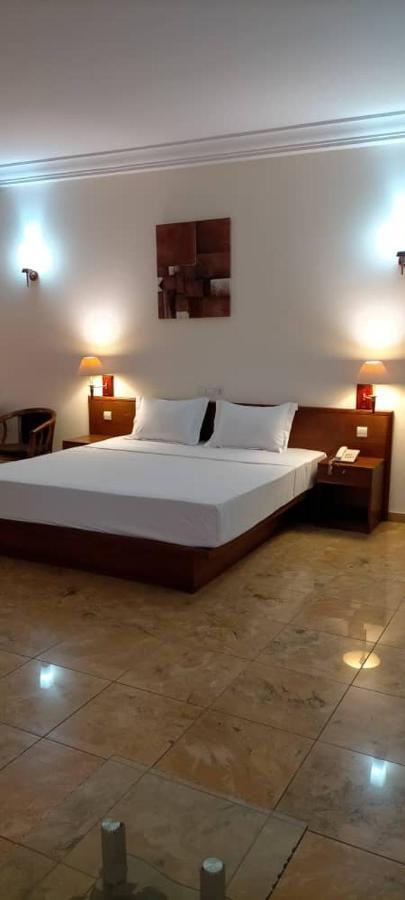 Hotel Marbella Ломе Екстериор снимка