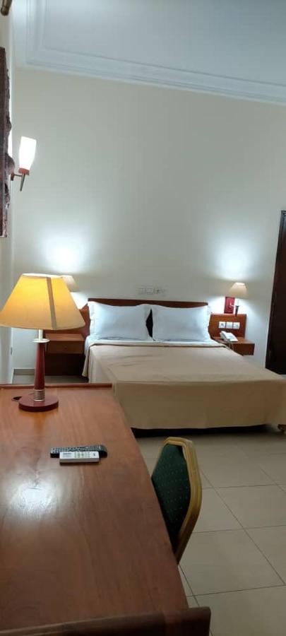 Hotel Marbella Ломе Екстериор снимка