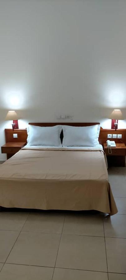 Hotel Marbella Ломе Екстериор снимка