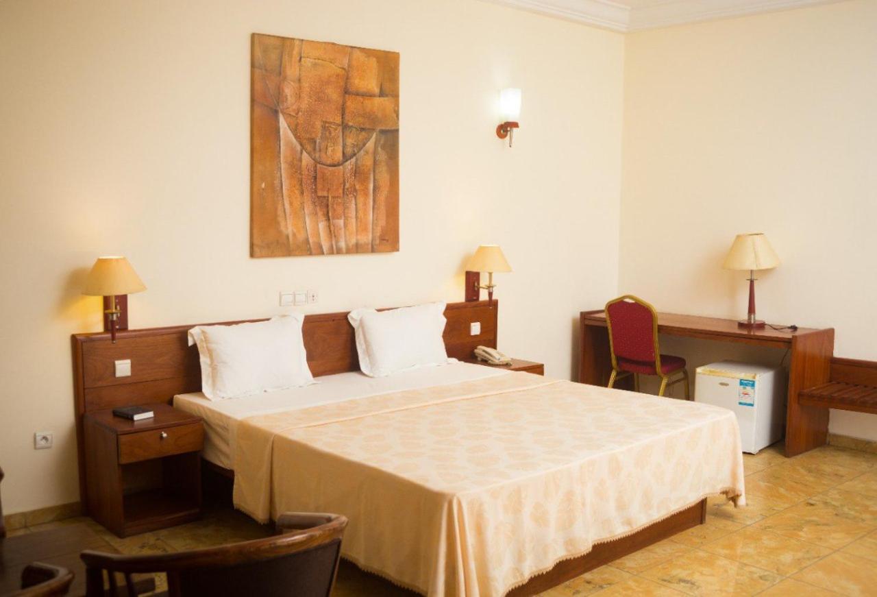 Hotel Marbella Ломе Екстериор снимка