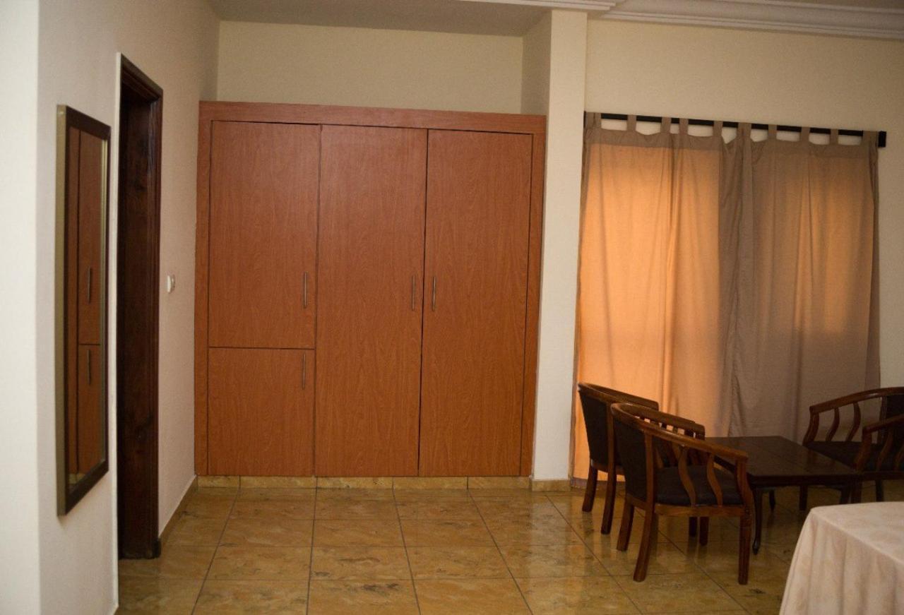 Hotel Marbella Ломе Екстериор снимка