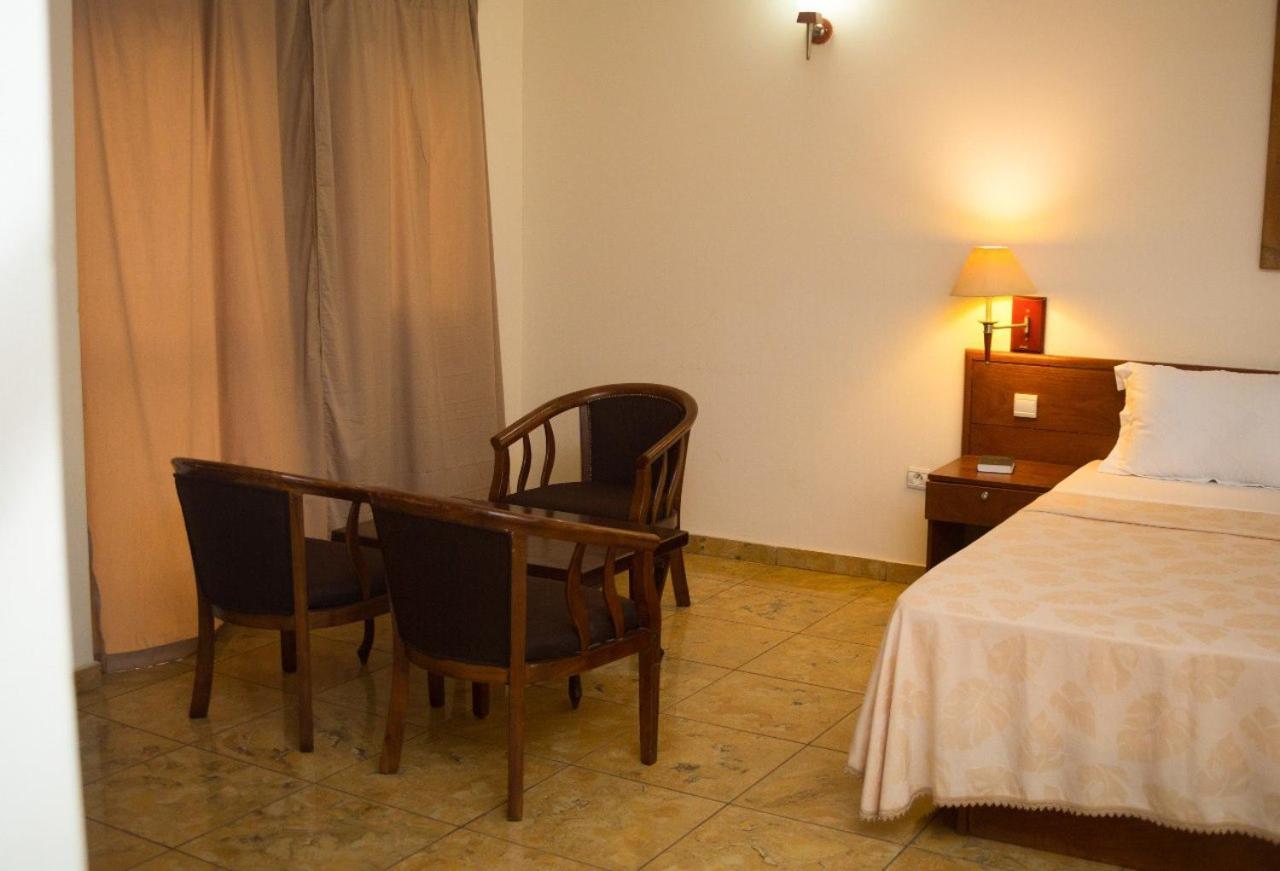 Hotel Marbella Ломе Екстериор снимка