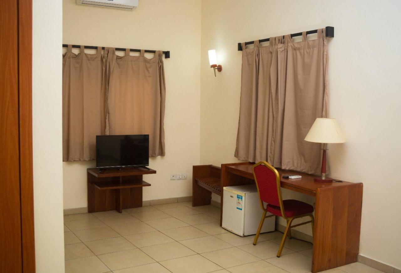 Hotel Marbella Ломе Екстериор снимка
