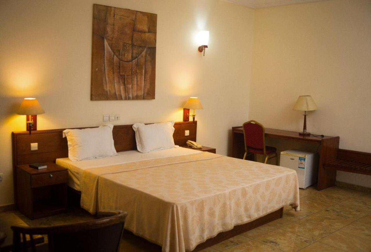 Hotel Marbella Ломе Екстериор снимка