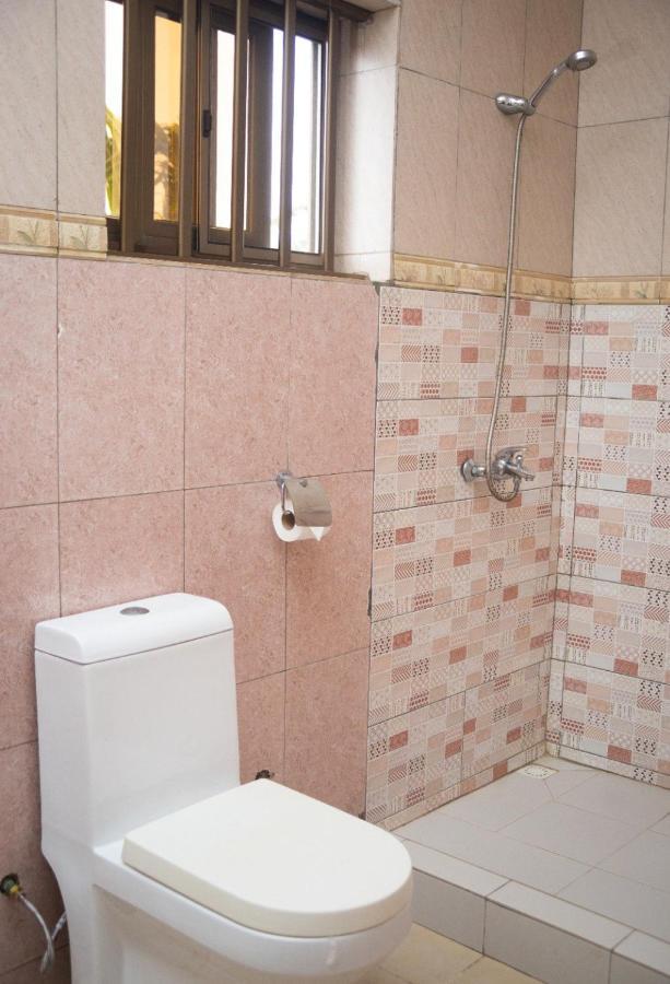 Hotel Marbella Ломе Екстериор снимка