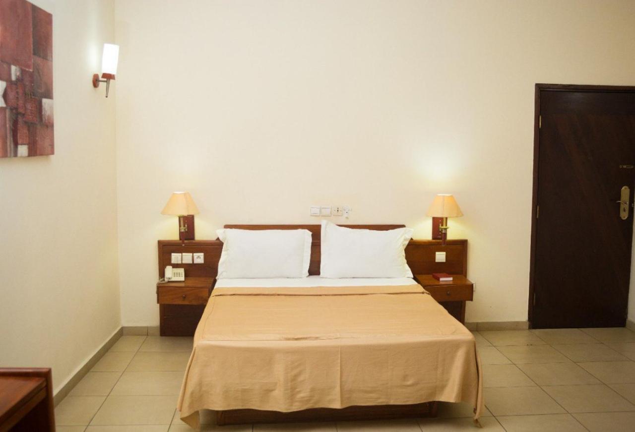 Hotel Marbella Ломе Екстериор снимка