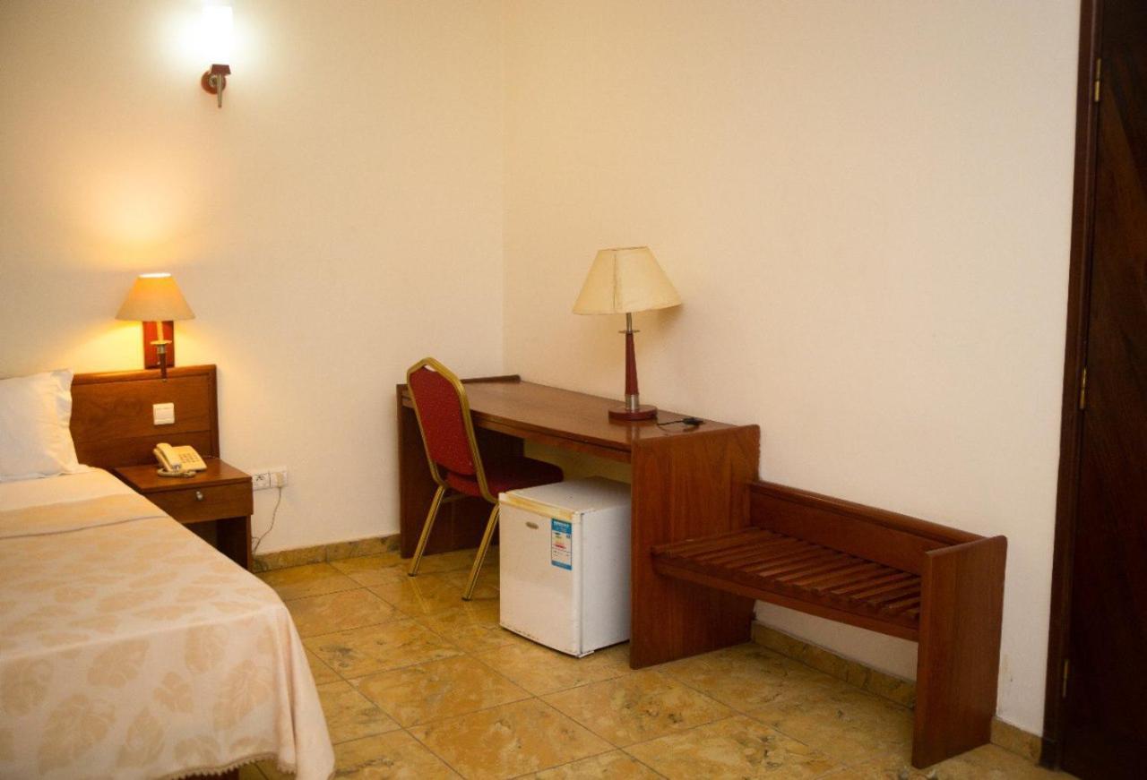 Hotel Marbella Ломе Екстериор снимка